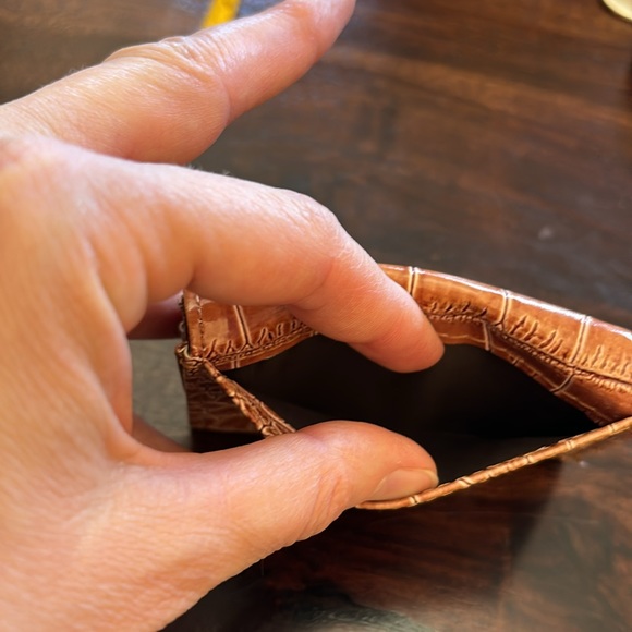 Embossed wallet - Picture 4 of 7